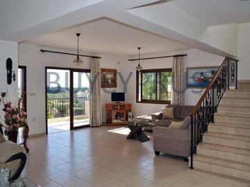 4 Bedroom Villa with Sea Views and 12 x 6 Pool