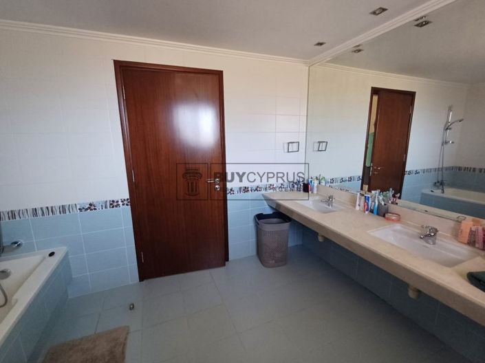 Image No.52-8 Bed Villa for sale