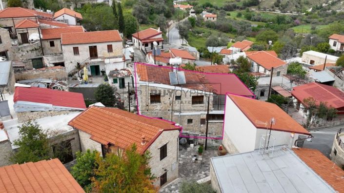Dora, Villa