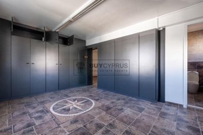 Building For Sale  in  Engomi