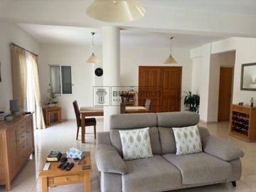 Detached Villa For Sale  in  St.George - Sea Caves