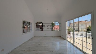 Detached Villa For Sale  in  Mesa Gitonia
