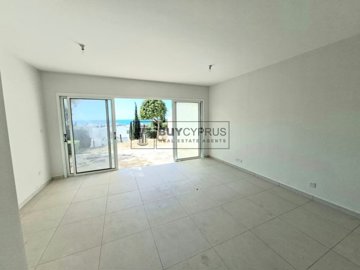 Semi Detached Villa For Sale  in  Chlorakas