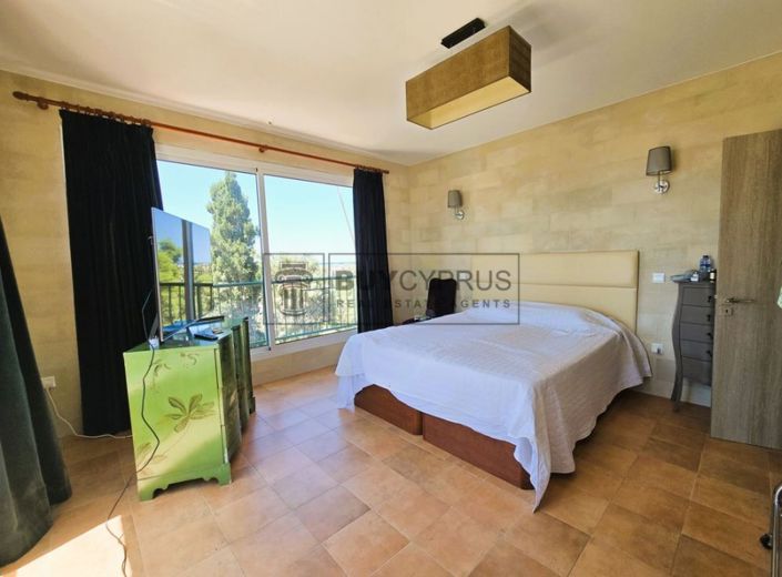 Image No.28-3 Bed Property for sale