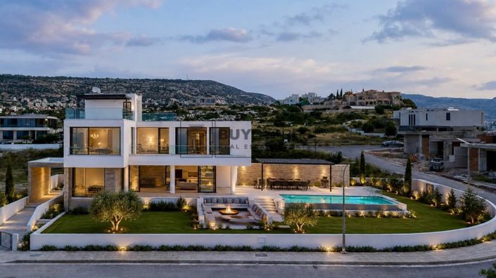 Detached Villa in Peyia For Sale