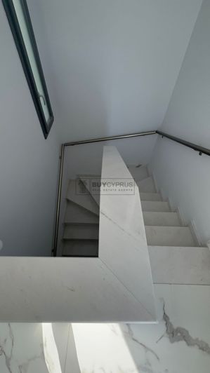 Image No.10-3 Bed Property for sale