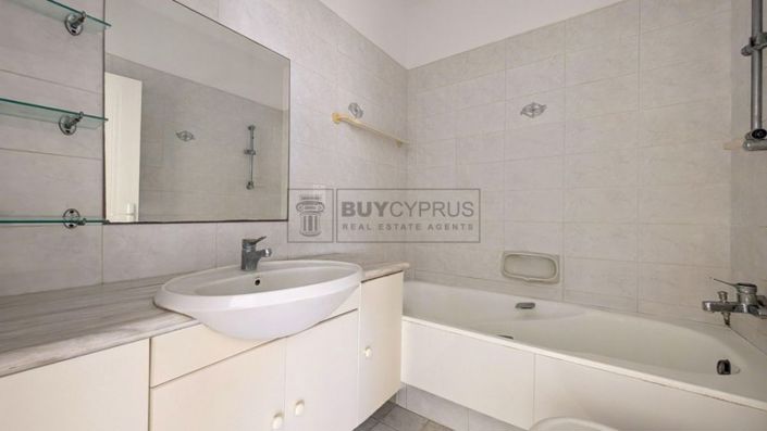 Image No.13-3 Bed Property for sale