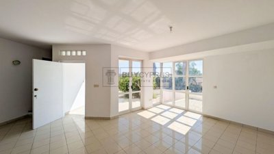 Semi Detached Villa For Sale  in  Chlorakas