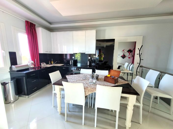 Image No.4-5 Bed House for sale