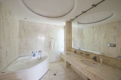 5701_bathroom_2.jpg