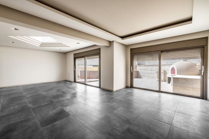 Image No.7-5 Bed House for sale