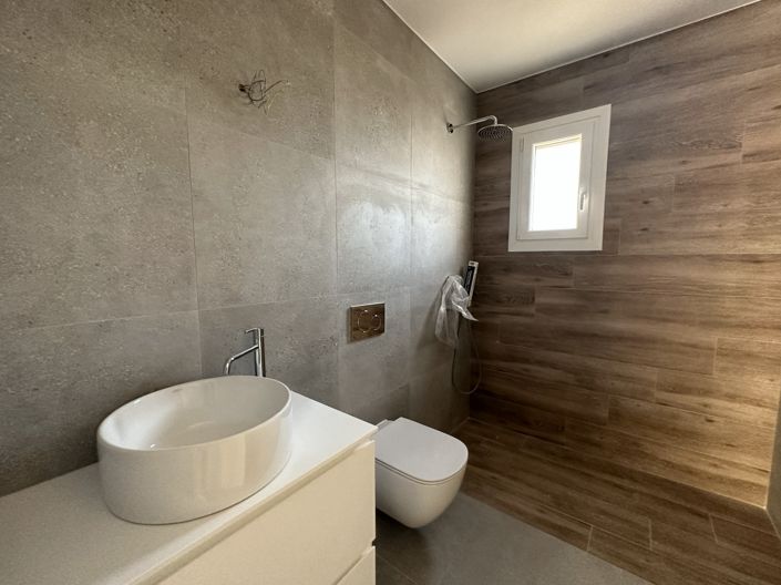 Image No.10-3 Bed House for sale