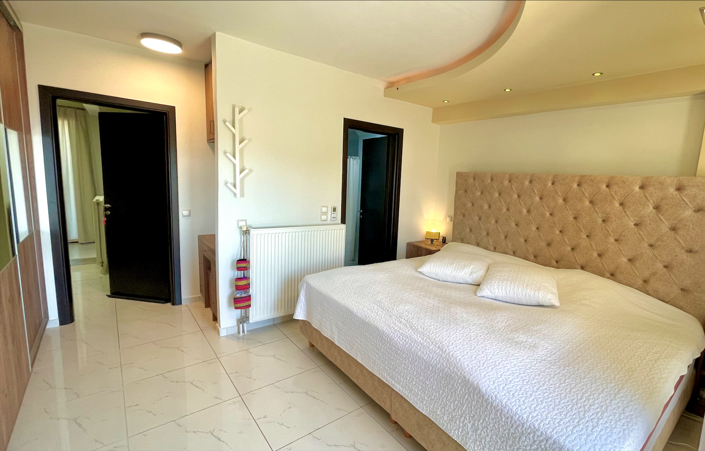 Image No.11-3 Bed House for sale