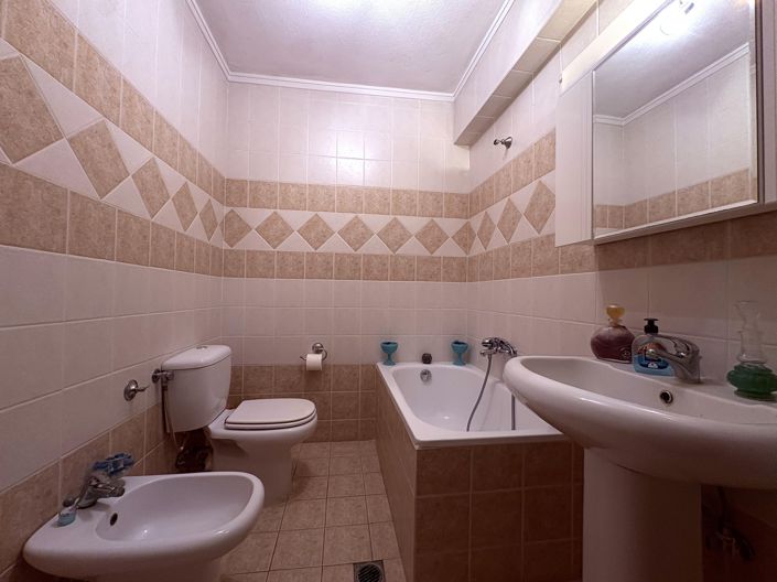 Image No.18-4 Bed House for sale