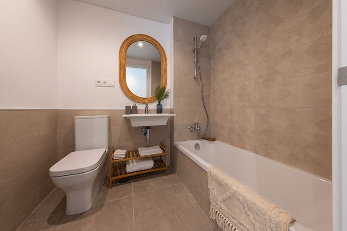 Image No.10-2 Bed Property for sale