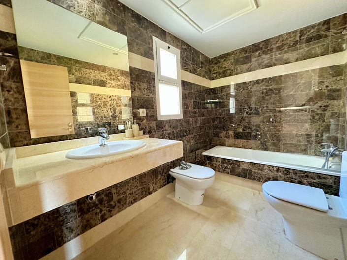 Image No.10-3 Bed House for sale