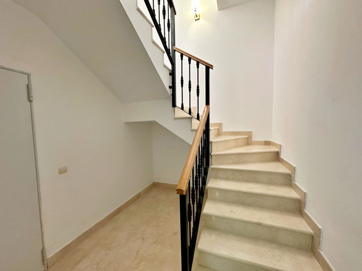 Image No.18-3 Bed House for sale