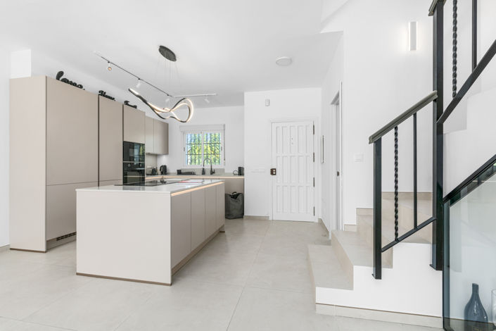 Image No.8-4 Bed House for sale