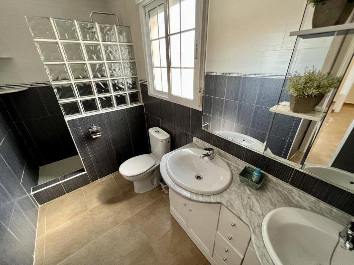 Image No.7-4 Bed Country House for sale