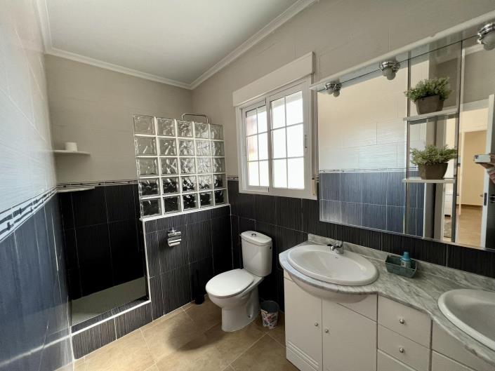 Image No.19-4 Bed Country House for sale