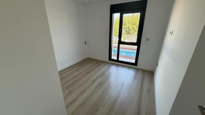 Image No.13-3 Bed Villa / Detached for sale