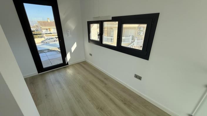 Image No.19-3 Bed Villa / Detached for sale