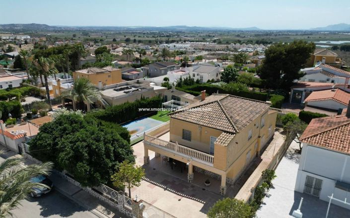 Image No.1-8 Bed Villa for sale