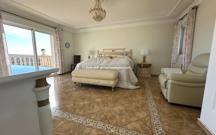 Image No.4-8 Bed Villa for sale