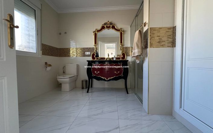 Image No.5-8 Bed Villa for sale