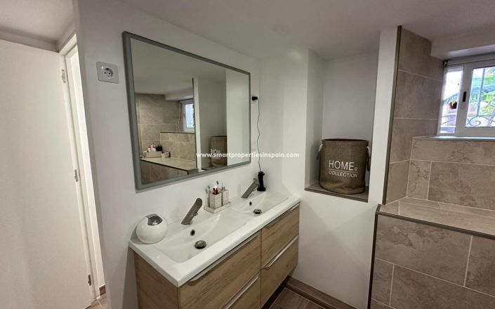 Image No.14-4 Bed Property for sale