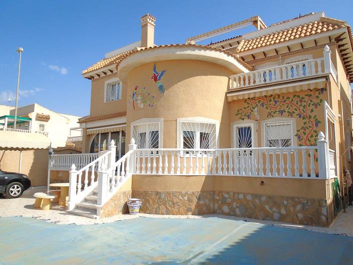 Image No.1-4 Bed Villa / Detached for sale
