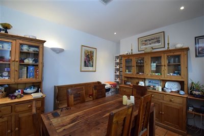 property128915980