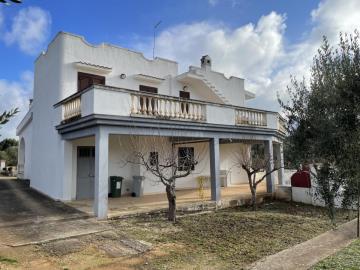 Maison de campagne de 5 chambres à vendre à Ostuni