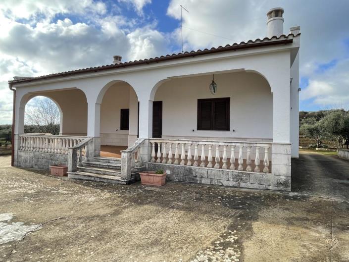 Image No.2-Maison de campagne de 5 chambres à vendre à Ostuni