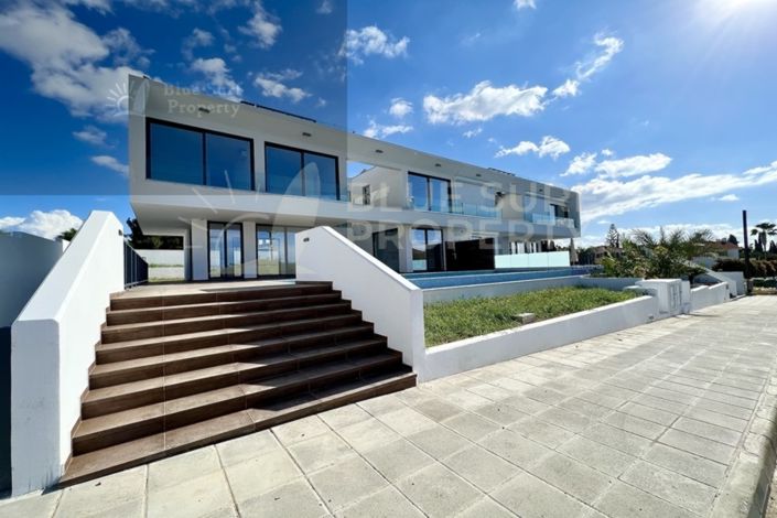 Image No.1-Villa de 5 chambres à vendre à Ayia Napa