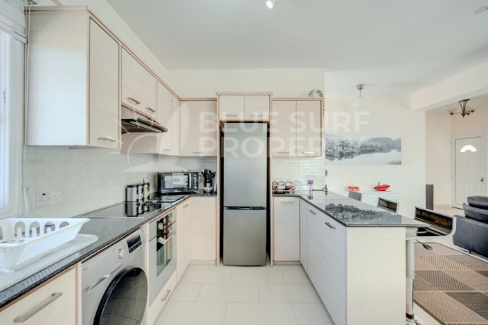 Image No.10-3 Bed Property for sale