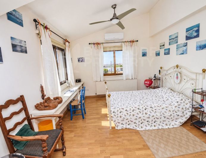 Image No.17-3 Bed Property for sale