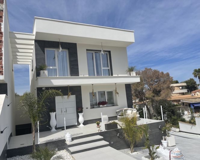 Image No.1-4 Bed Villa for sale