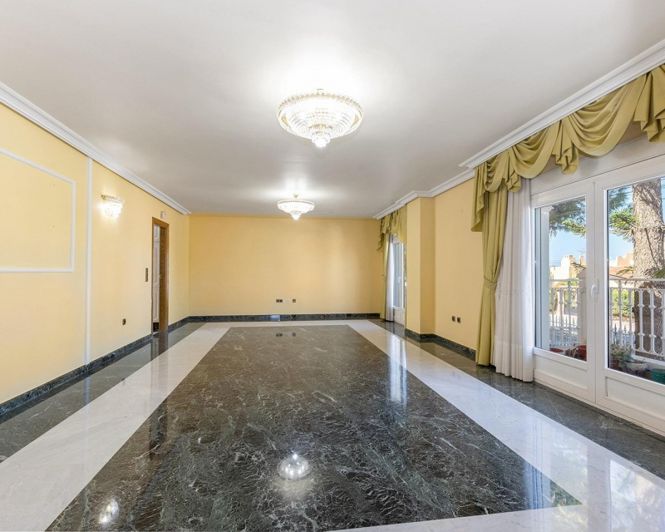 Image No.10-5 Bed Villa for sale