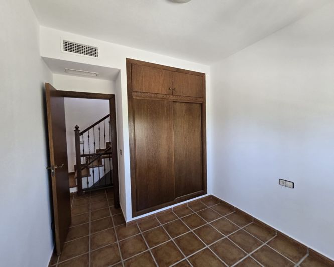 Image No.17-3 Bed Townhouse for sale