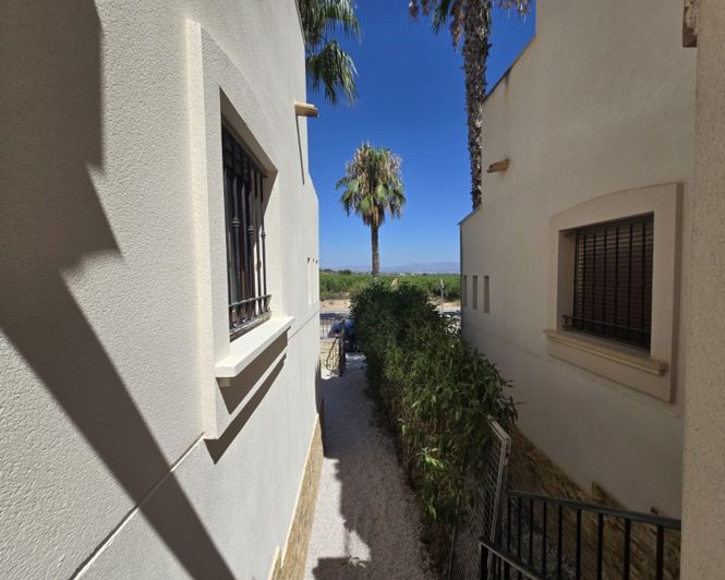 Image No.21-3 Bed Townhouse for sale