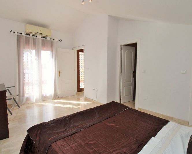 Image No.25-3 Bed Townhouse for sale