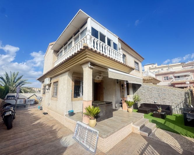 Image No.1-4 Bed Townhouse for sale