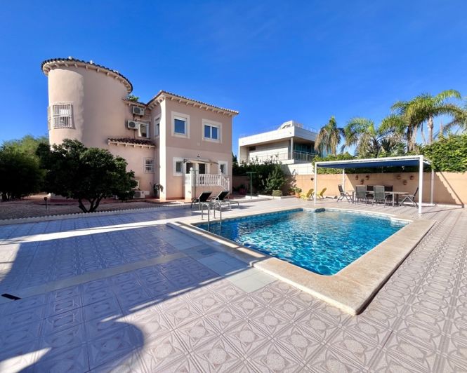 Image No.2-Villa de 4 chambres à vendre à La Zenia