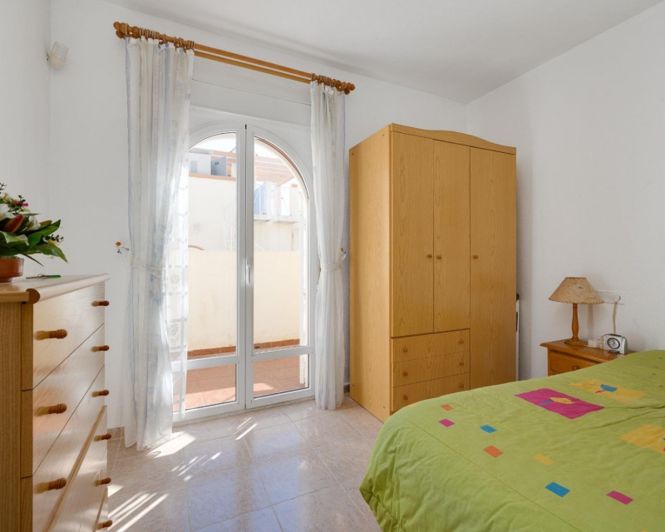 Image No.9-2 Bed Townhouse for sale