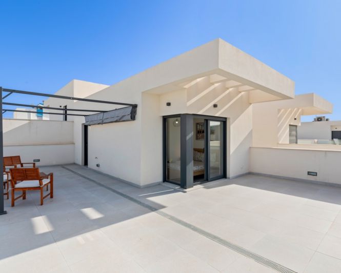 Image No.25-3 Bed Townhouse for sale