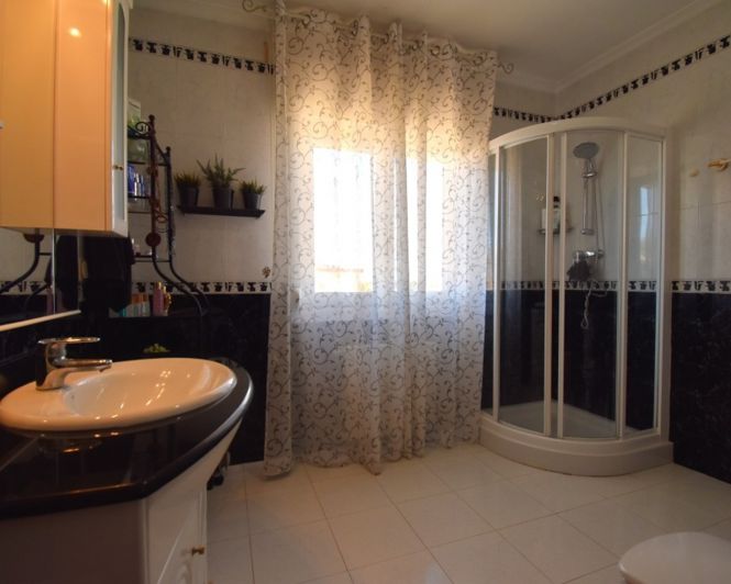 Image No.14-4 Bed Townhouse for sale