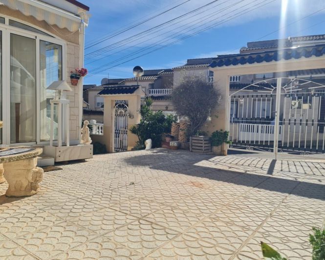 Image No.12-3 Bed Townhouse for sale