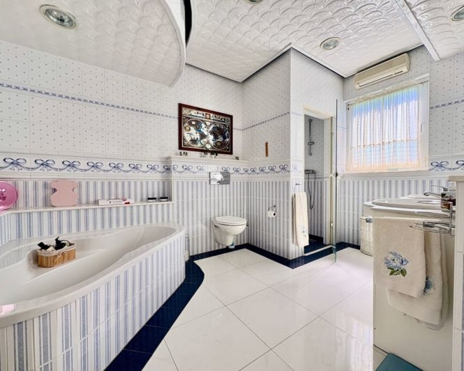Image No.26-6 Bed Villa for sale