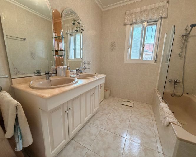 Image No.7-5 Bed Villa for sale
